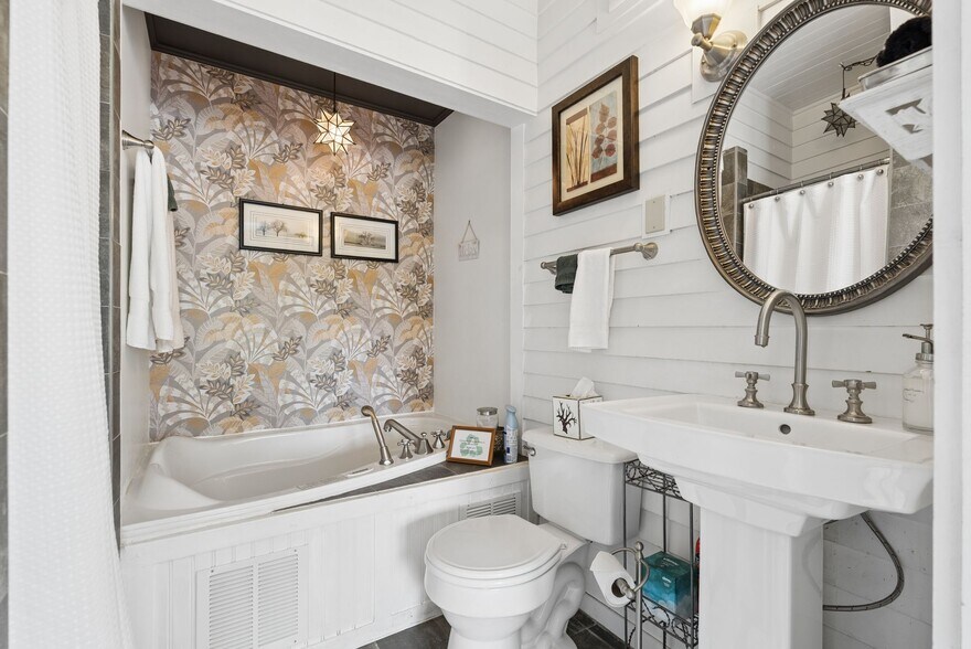 More Photos Of 548 Main St, Fryeburg Hotel For Sale