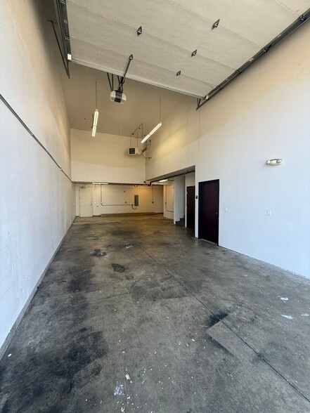More Photos Of 2819-2827 SE 75th Ave, Hillsboro Light Distribution For Lease