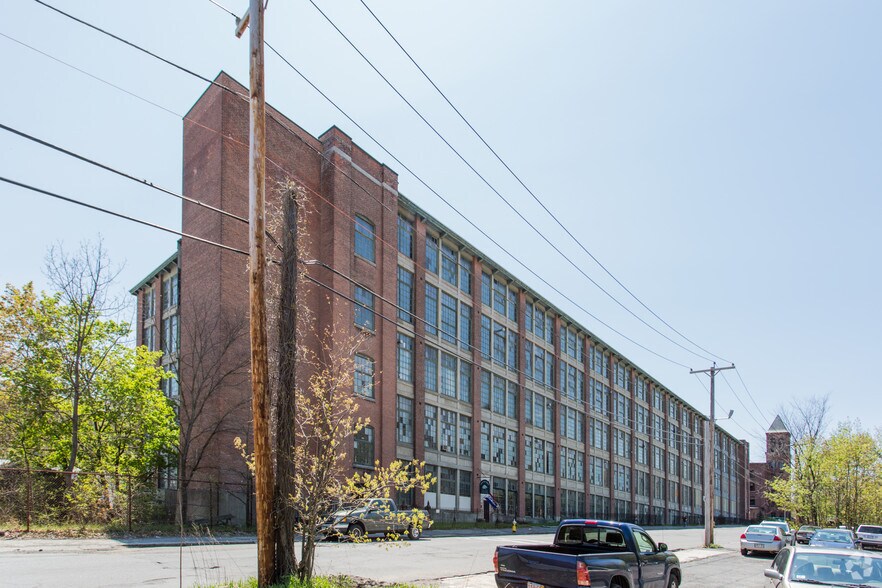 More Photos Of 75 Green St, Clinton Distribution For Lease