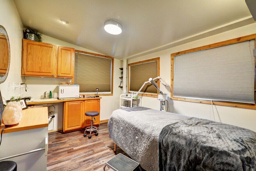 More Photos Of 1415 Pioneer Hwy, Silvana General Retail For Sale