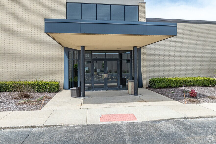 More Photos Of 2300 Warrenville Rd, Downers Grove Office For Lease
