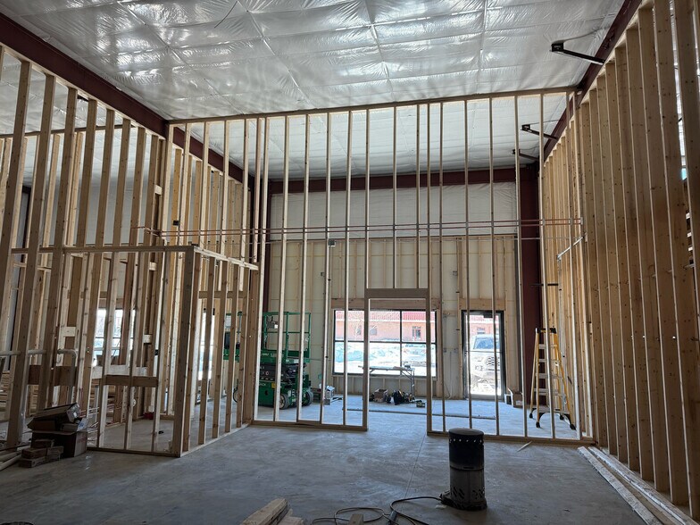 More Photos Of 70 Stonehill Rd, Oswego Warehouse For Lease