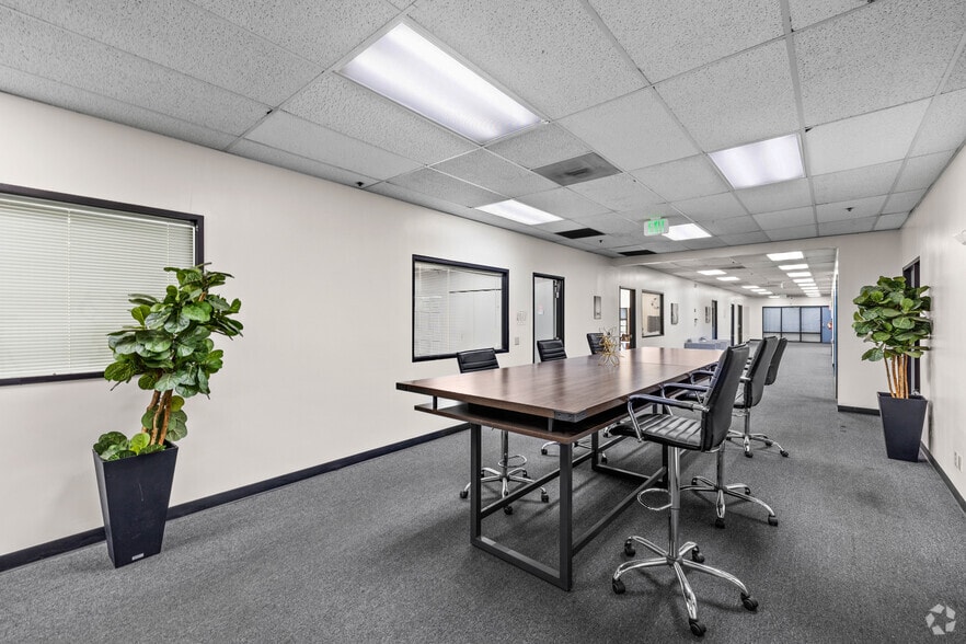 More Photos Of 21350 Lassen St, Chatsworth Warehouse For Lease