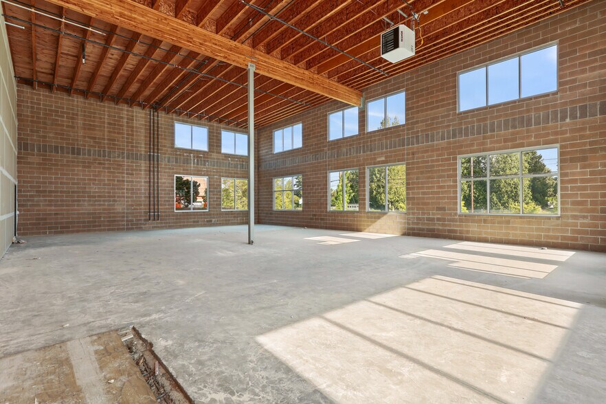 More Photos Of 21600 SE Stark St, Gresham Service For Lease