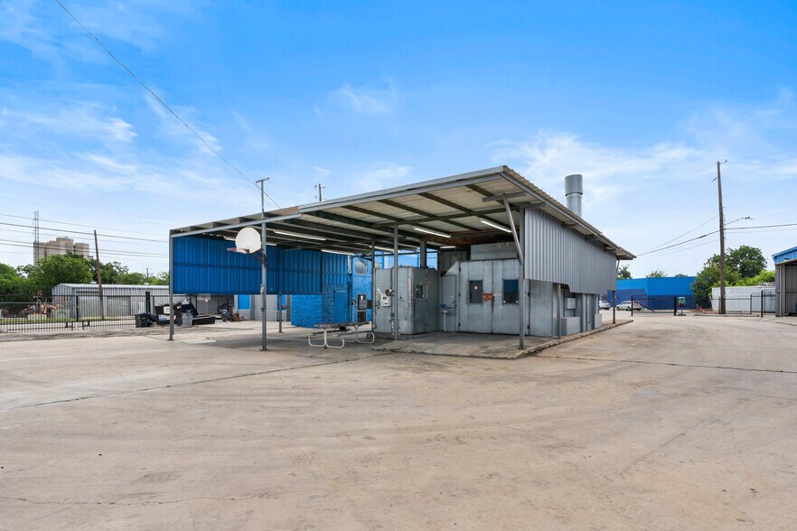 More Photos Of 103 Blanco Rd, San Antonio Auto Repair For Lease