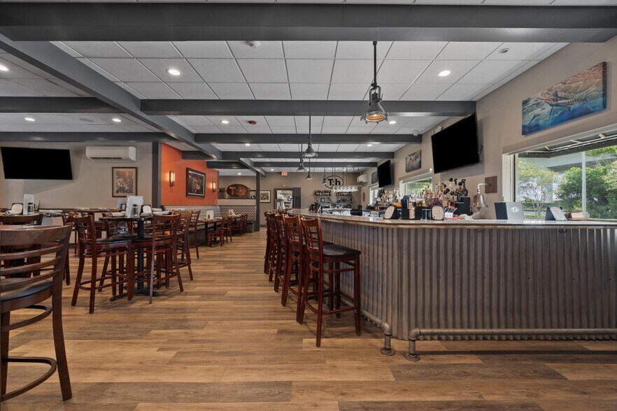 More Photos Of 514 NW Dixie Hwy, Stuart General Retail For Sale