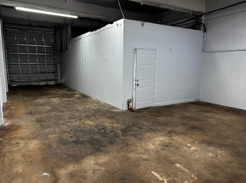 More Photos Of 241 NE 32nd Ct, Oakland Park Warehouse For Lease