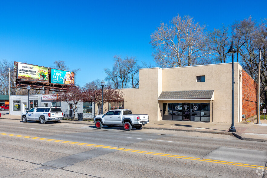 Primary Photo Of 6825 Douglas Ave, Urbandale Unknown For Lease