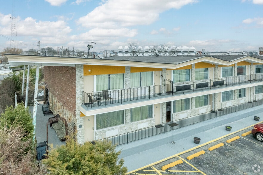 Primary Photo Of 445 S Main St, Freeport Hotel For Lease