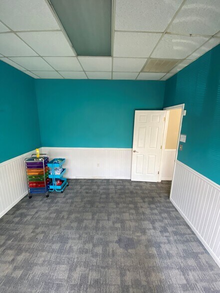 More Photos Of 820 Greenbrier Cir, Chesapeake Showroom For Lease