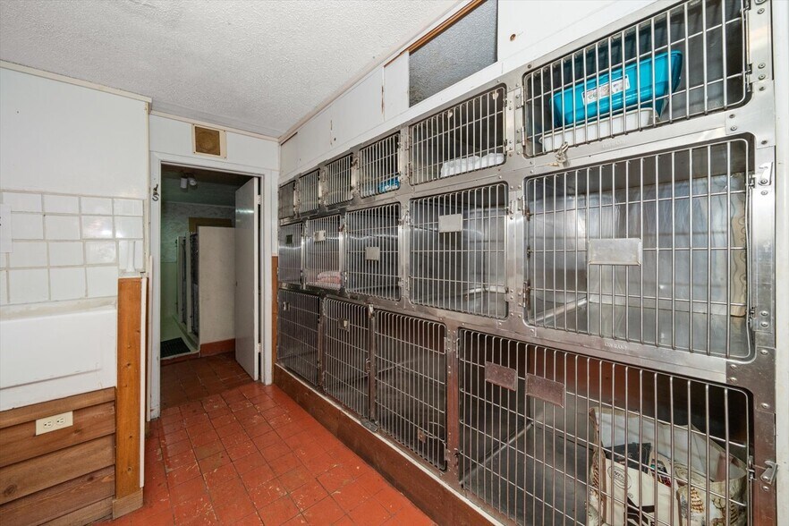 More Photos Of 1631 W Bay Dr, Largo Veterinarian Kennel For Sale