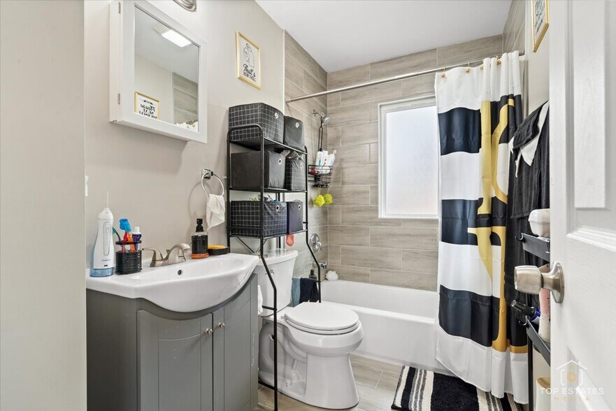 More Photos Of 1542 Victoria Ave, North Chicago Apartments For Sale