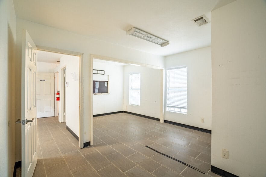 More Photos Of 401 W Simonds Rd, Seagoville Office For Sale