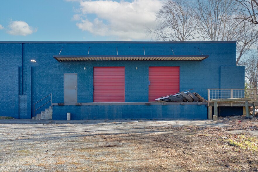 More Photos Of 1008 Baker Rd, High Point Warehouse For Lease