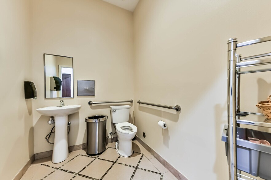 More Photos Of 1111 S Friendswood Dr, Friendswood Office For Lease