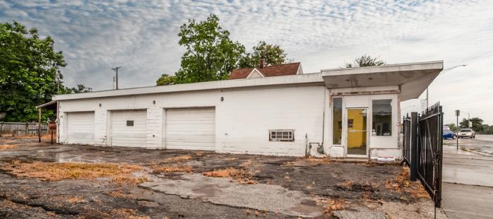 Primary Photo Of 1417 Minnesota Ave, Kansas City Auto Repair For Sale