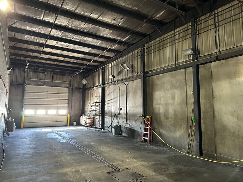 More Photos Of 625 44th St, Marion Distribution For Sale