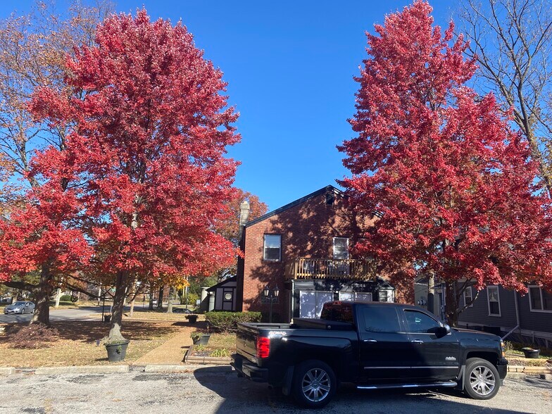 More Photos Of 404 S Clay Ave, Kirkwood Office For Lease