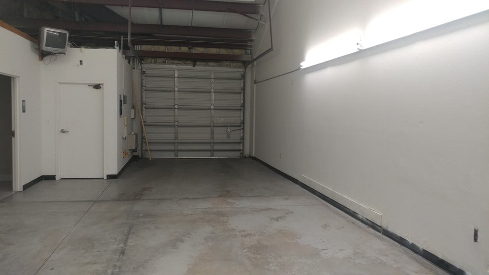 More Photos Of 10038-10060 Gibsonton Dr, Riverview Warehouse For Lease