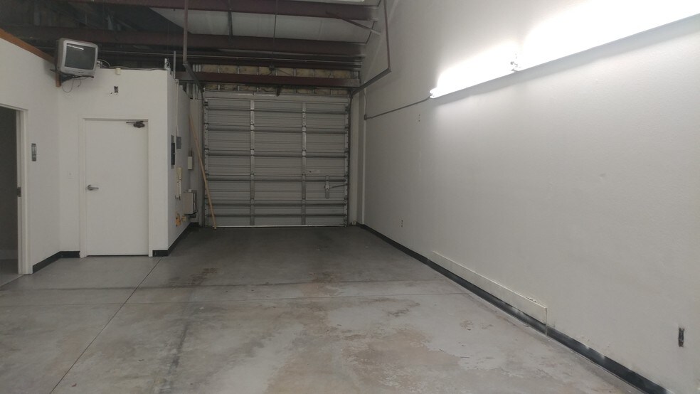 More Photos Of 10038-10060 Gibsonton Dr, Riverview Warehouse For Lease