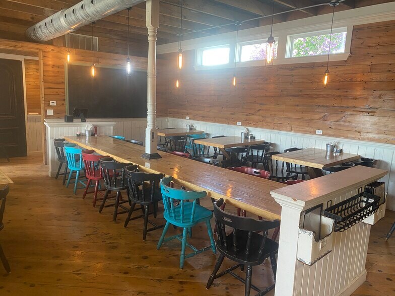 More Photos Of 100 Oregon St, Hiawatha Flex For Sale