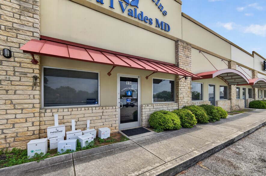 More Photos Of 4903 Golden Quail, San Antonio Storefront Retail Office For Sale