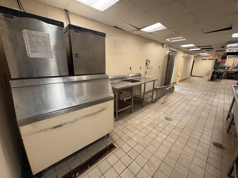More Photos Of 2949 Dixie Hwy, Hamilton Restaurant For Lease