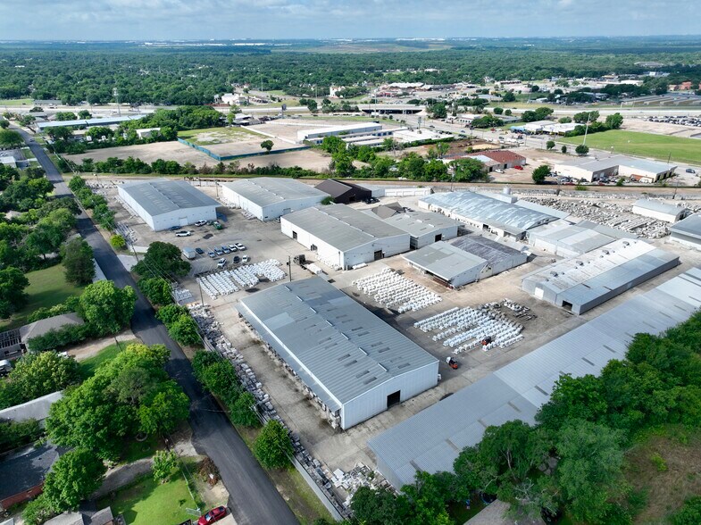 More Photos Of 301 Pleasant Dr, Dallas Warehouse For Lease