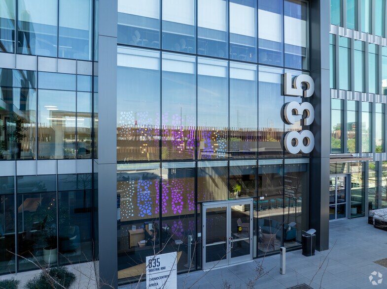 More Photos Of 835 Industrial Rd, San Carlos Research And Development For Lease