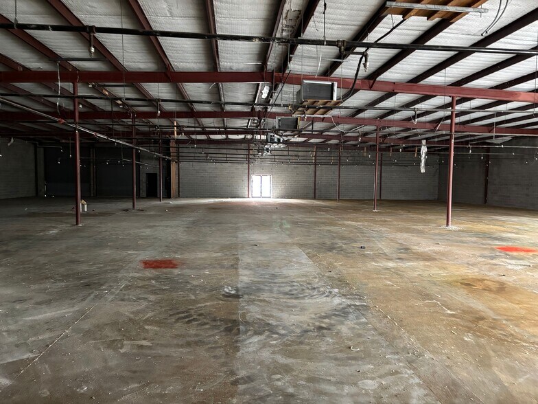 More Photos Of 201 N Pacific St, Conroe Freestanding For Lease