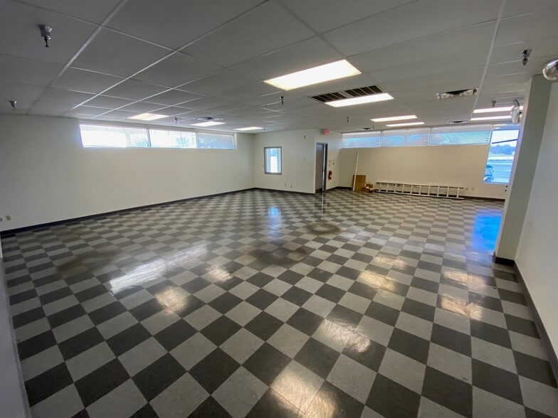 More Photos Of 9797-10161 E Admiral Pl, Tulsa Showroom For Lease