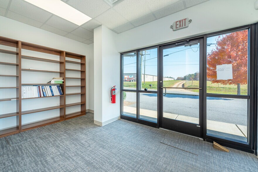 More Photos Of 25 Reeds Way, Flat Rock Warehouse For Lease