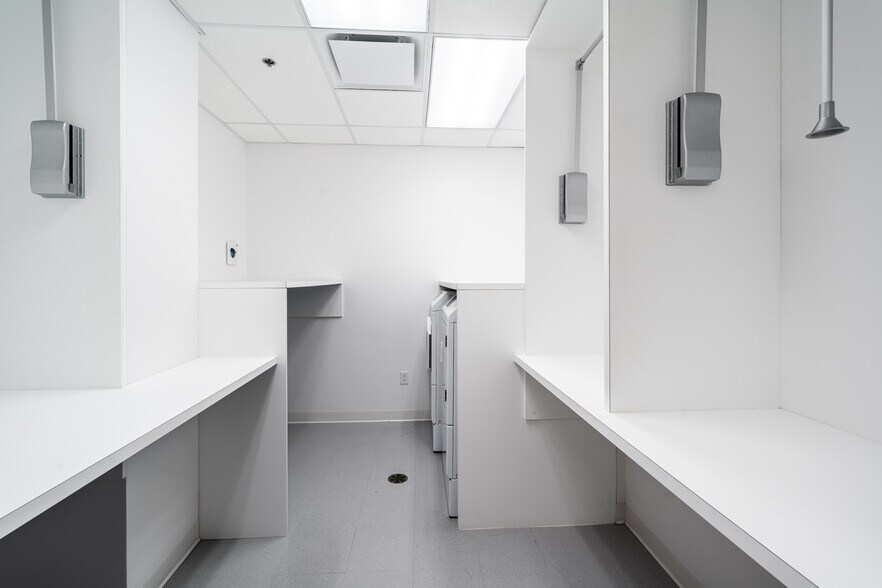 More Photos Of 8000 Boul Décarie, Montréal Office For Lease