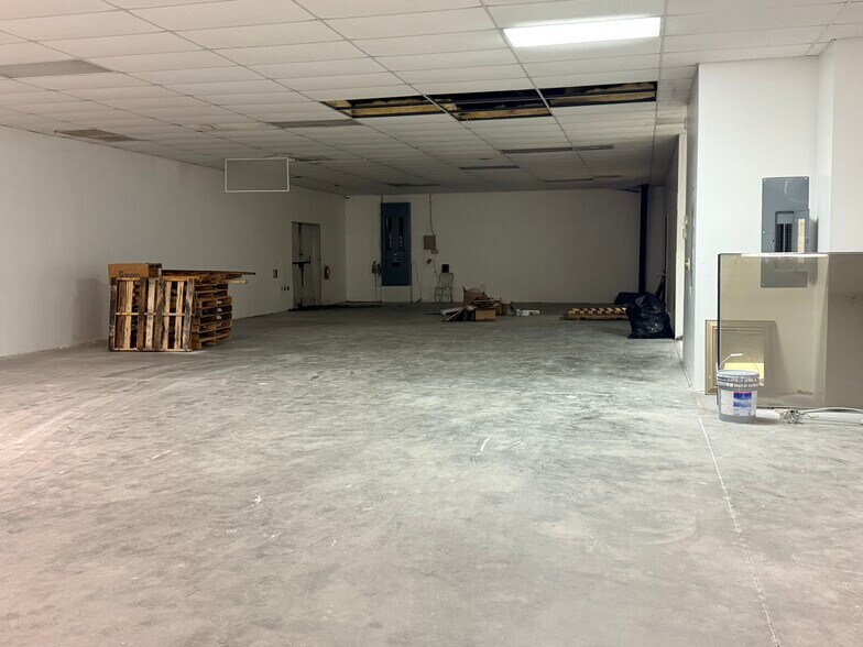 More Photos Of 28 Hawthorn Ln, Saint Marys Flex For Sale