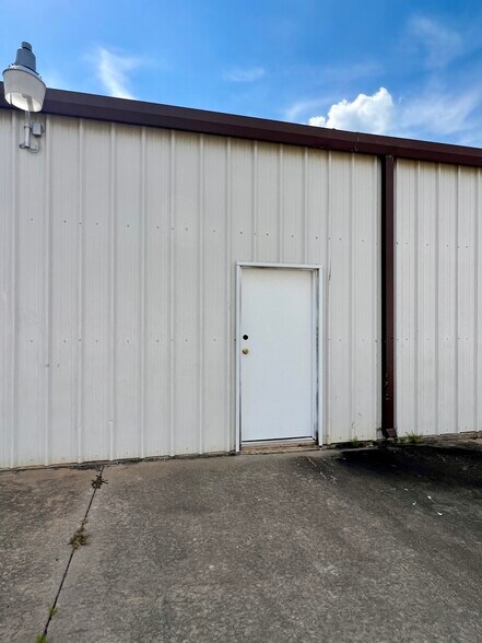 More Photos Of 915 1st Ave NW, Ardmore Flex For Lease