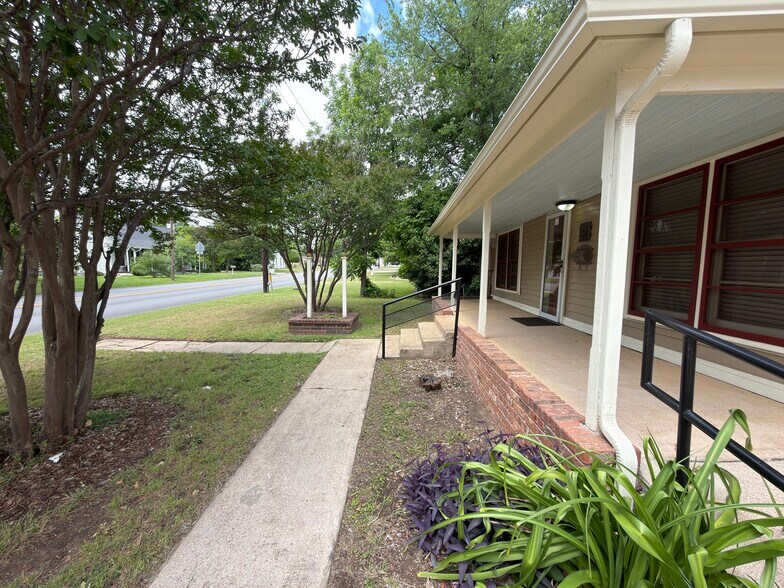 More Photos Of 902 W Pearl St, Granbury Office For Lease