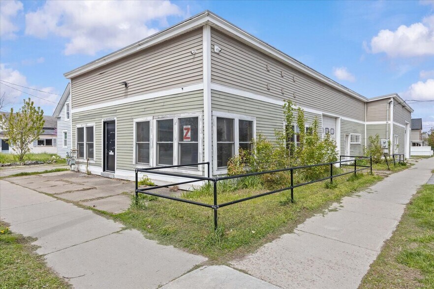 More Photos Of 21 Bright St, Burlington Freestanding For Sale