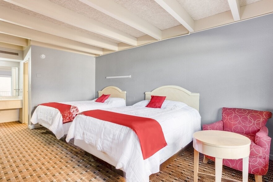 More Photos Of 5301 N Lincoln Blvd, Oklahoma City Hotel For Sale
