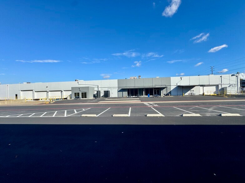 More Photos Of 1917-1921 E Mariposa Ave, El Segundo Warehouse For Lease