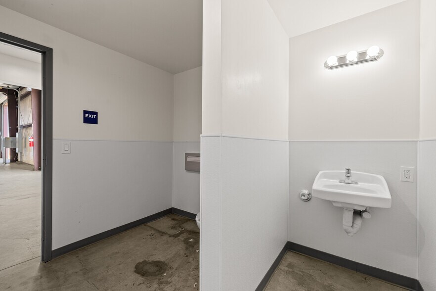 More Photos Of 138 Coremark Ct, Bakersfield Service For Lease