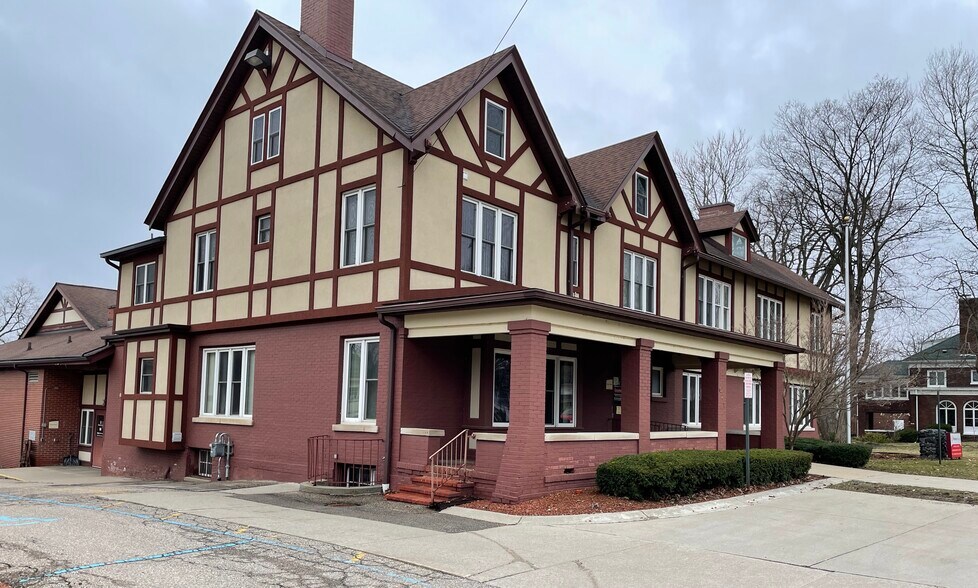 More Photos Of 621 W Oliver St, Owosso Medical For Lease