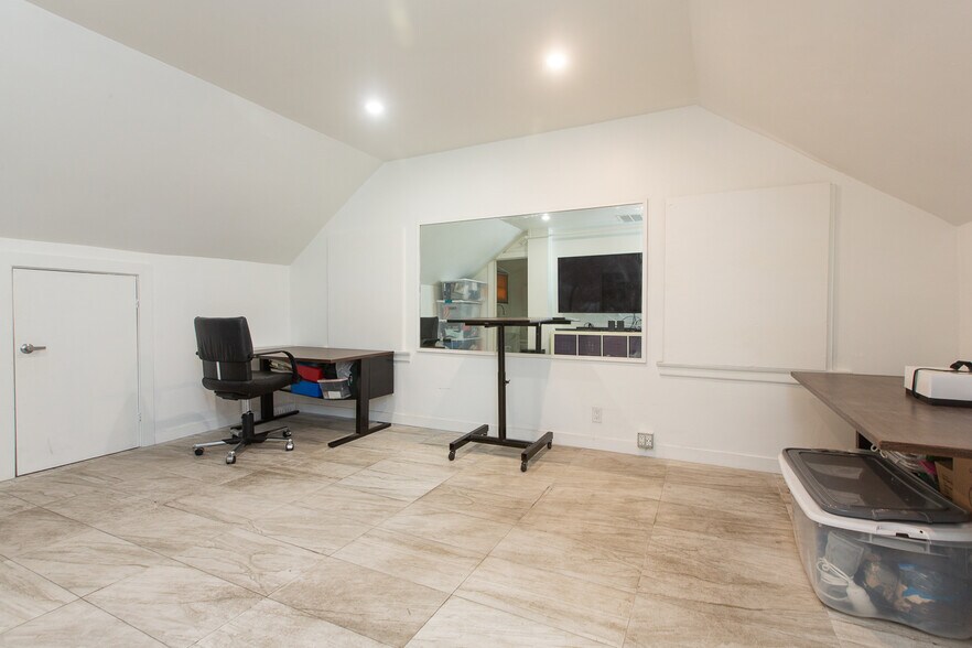 More Photos Of 757 Pier Ave, Santa Monica Office For Sale