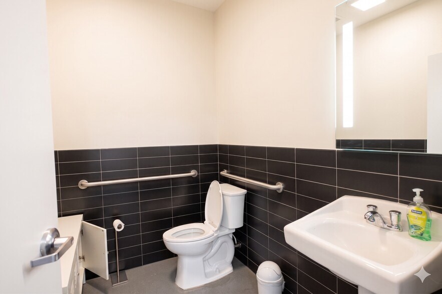 More Photos Of 612 Winflo Dr, Austin Office For Lease