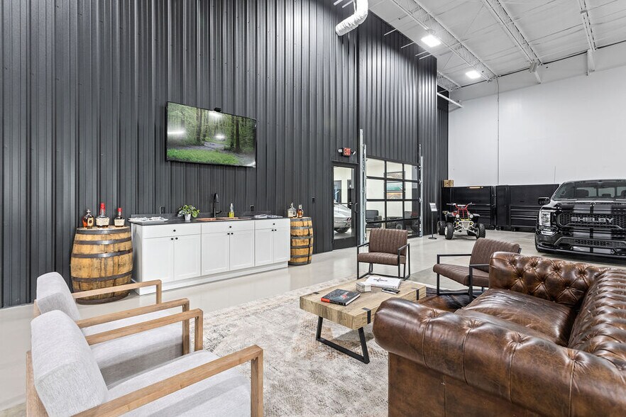 More Photos Of 3455 Centerpoint Dr, Grove City Warehouse For Lease