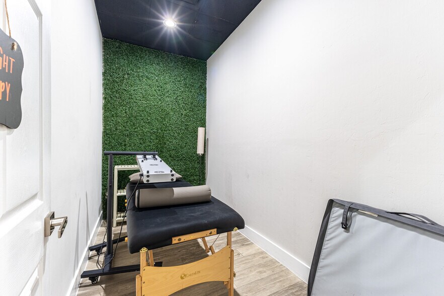 More Photos Of 15751 San Carlos Blvd, Fort Myers Storefront Retail Office For Lease