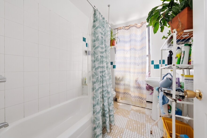 More Photos Of 320 Jackson Ave, Bronx Flex For Sale