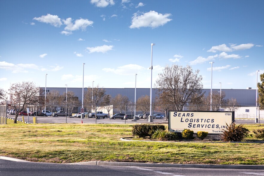 More Photos Of 1700 Schuster Rd, Delano Distribution For Lease