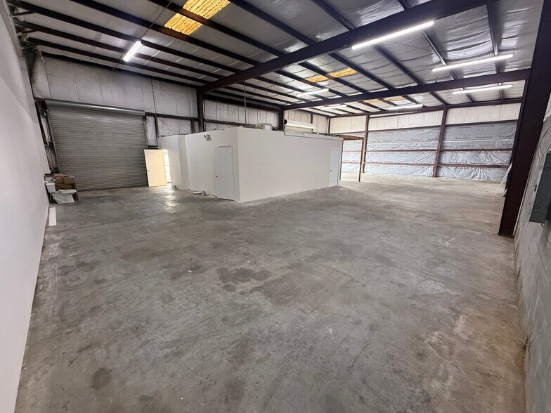 More Photos Of 1262-1270 Commons Ct, Clermont Warehouse For Lease