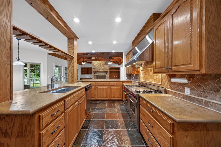 More Photos Of 2234 Highway 90 w, Castroville Flex For Sale