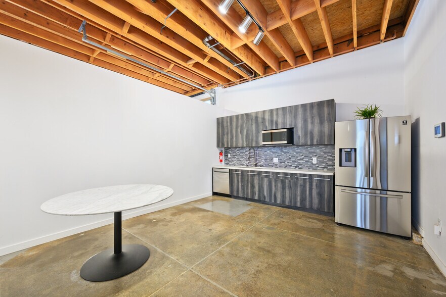 More Photos Of 4207-4215 W Jefferson Blvd, Los Angeles Loft Creative Space For Lease
